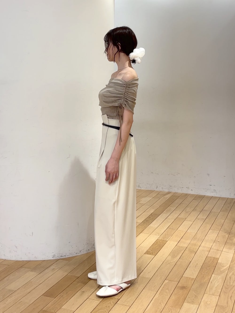 ホワイト系のその他パンツ、ベージュ系のTシャツ/カットソー、ホワイト系のサンダルを着用したレディースの夏コーディネートの2枚目の写真