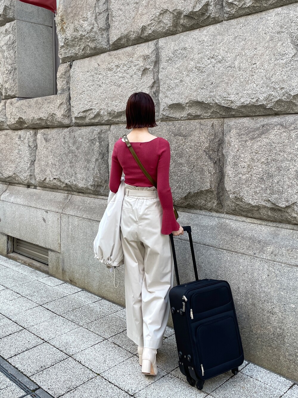 ホワイト系のブーツ、ブラウン系のショルダーバッグ、ホワイト系のその他パンツを着用したレディースの冬コーディネートの9枚目の写真