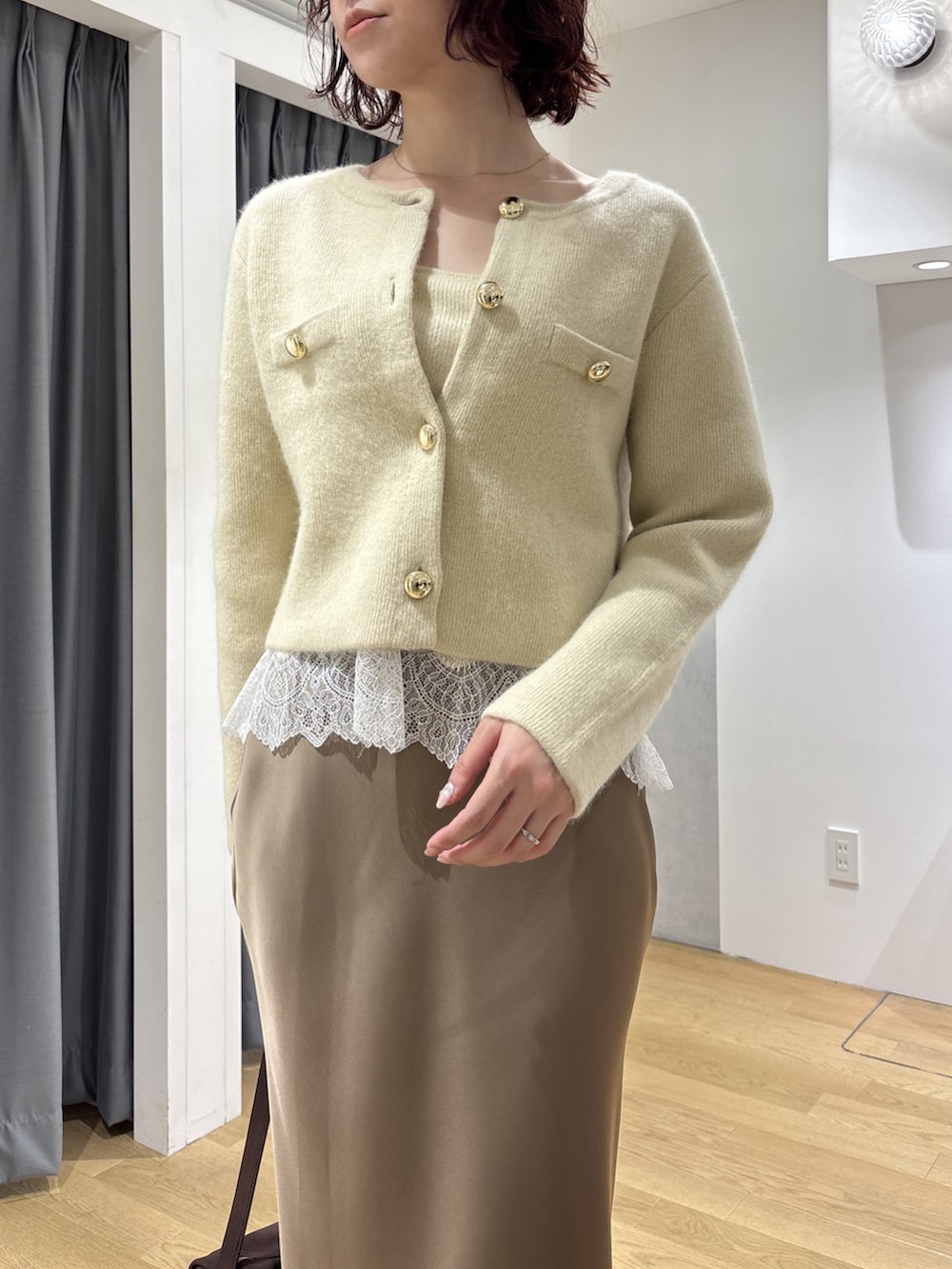 ベージュ系のスカート、イエロー系のキャミソール、イエロー系のノーカラージャケットを着用したレディースの秋コーディネートの7枚目の写真