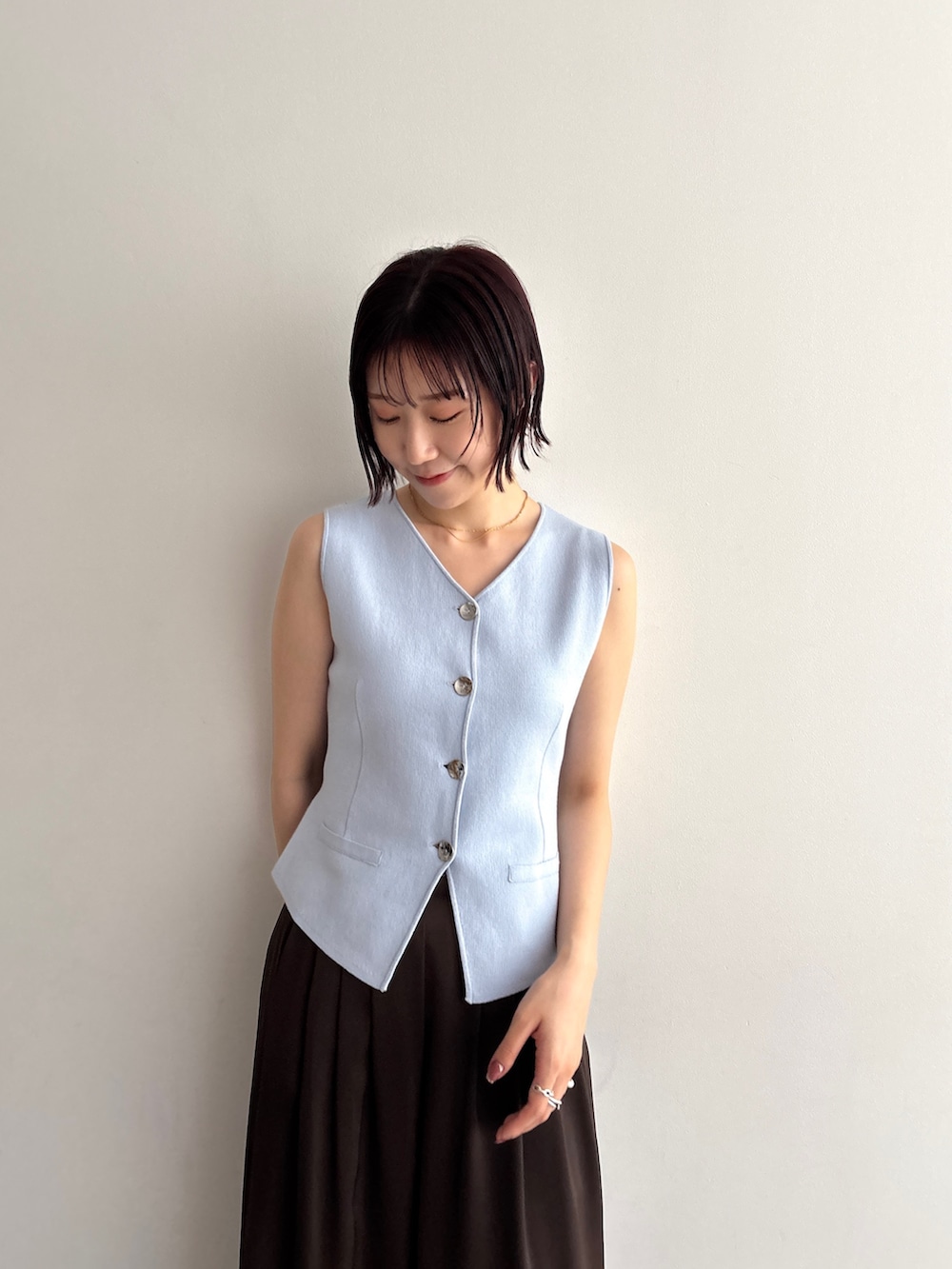 ブラウン系のその他パンツ、グレー系のニット/セーターを着用したレディースの夏コーディネートの4枚目の写真