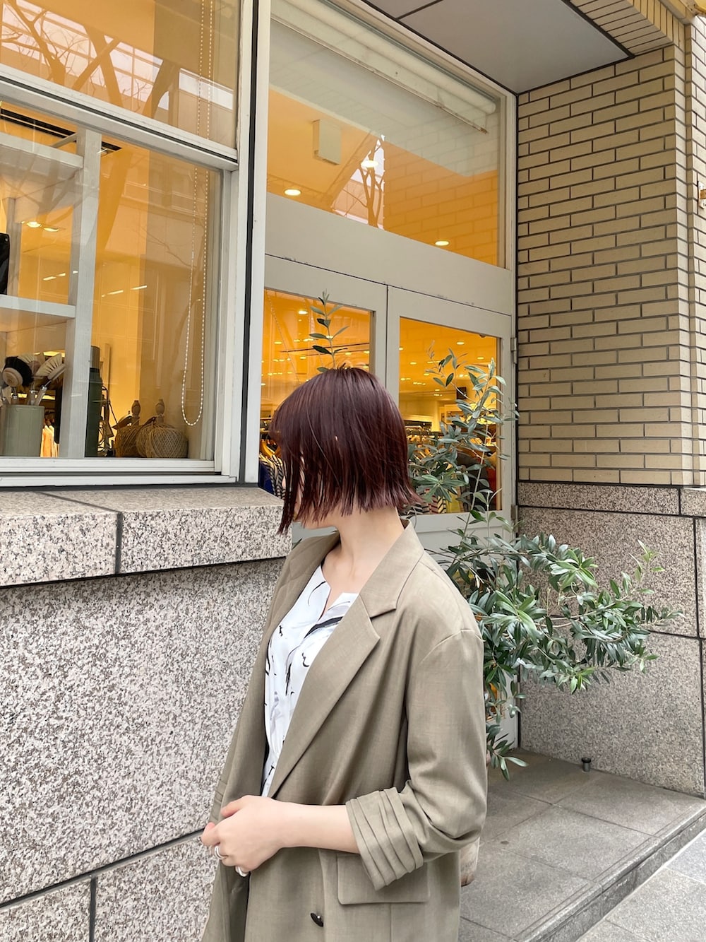 ホワイト系のスニーカー、シルバー系のハンドバッグ、ホワイト系のワンピースを着用したレディースの春コーディネートの6枚目の写真