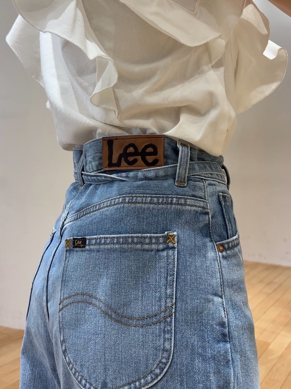 ホワイト系のシャツ/ブラウス、ブルー系のデニムパンツ、ホワイト系のサンダルを着用したレディースの夏コーディネートの5枚目の写真