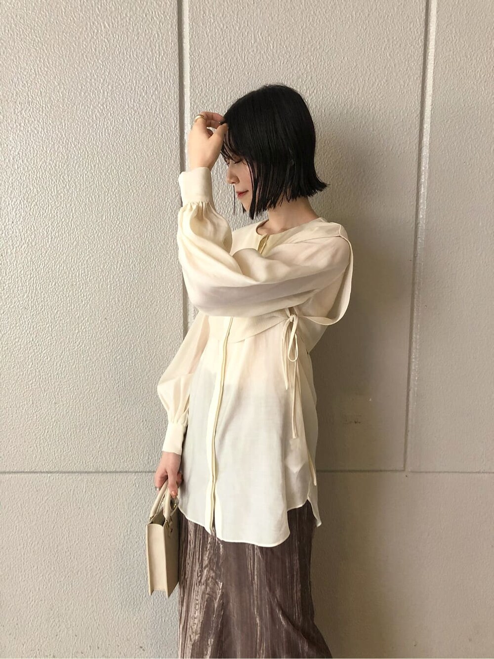 ベージュ系のスカート、ホワイト系のシャツ/ブラウス、ブラック系のその他シューズを着用したレディースの秋コーディネートの2枚目の写真