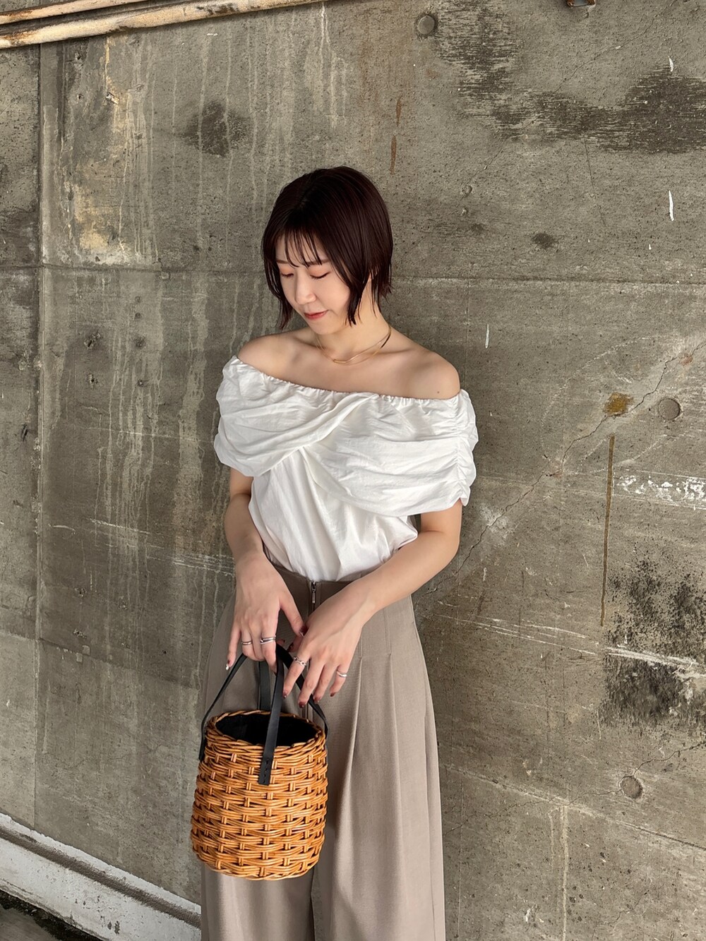 ブラウン系のその他パンツ、ブラウン系のハンドバッグ、ブラック系のサンダルを着用したレディースの夏コーディネートの4枚目の写真