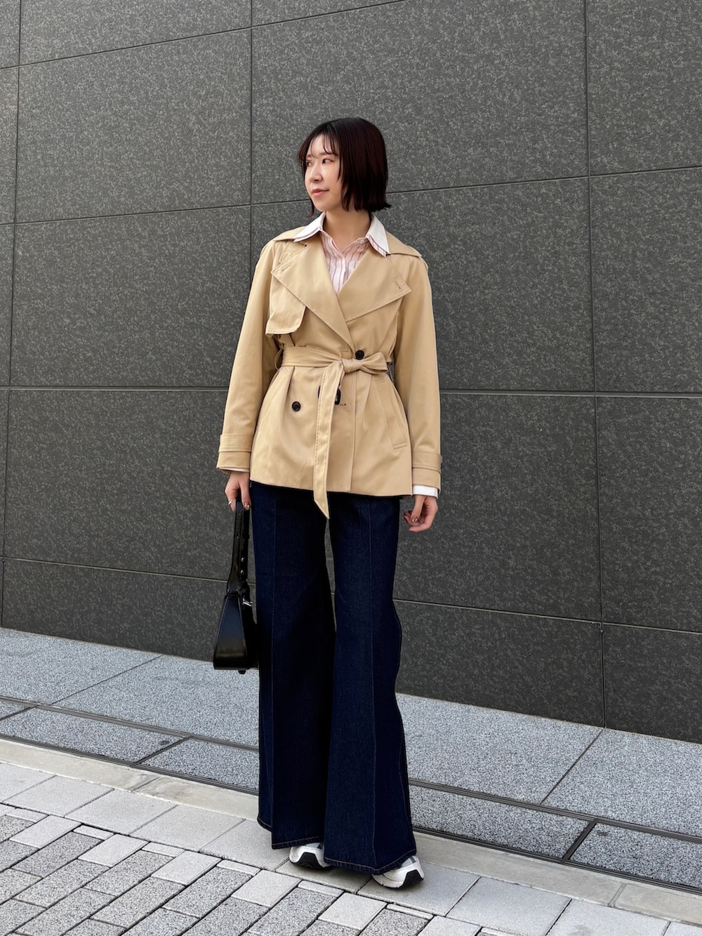 ピンク系のシャツ/ブラウス、ブルー系のデニムパンツ、ブラック系のハンドバッグを着用したレディースの春コーディネートの5枚目の写真