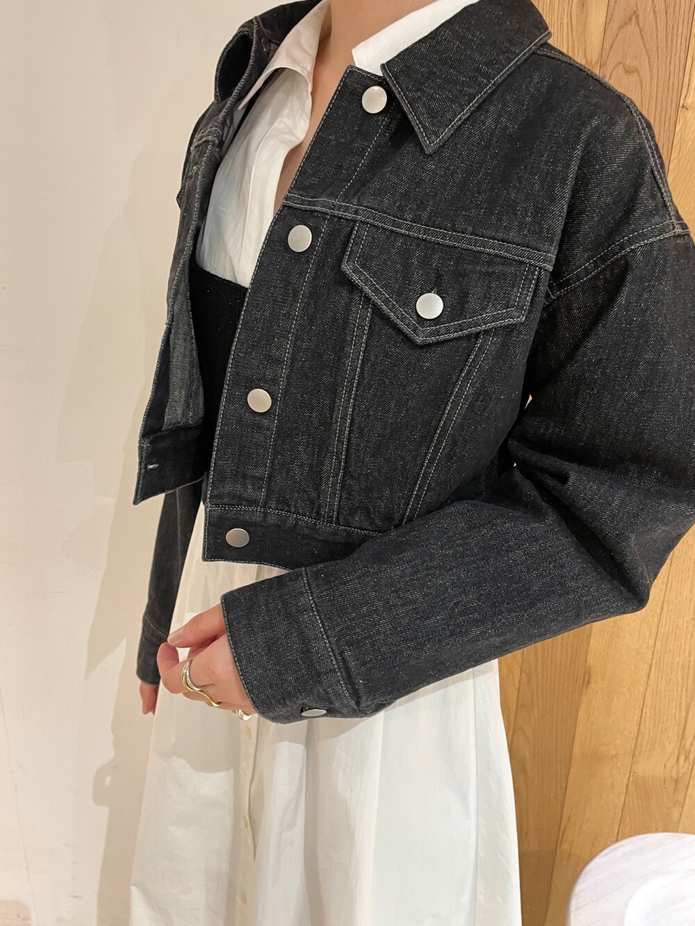 シルバー系のパンプス、ホワイト系のシャツワンピース、ブラック系のデニムジャケットを着用したレディースの冬コーディネートの8枚目の写真