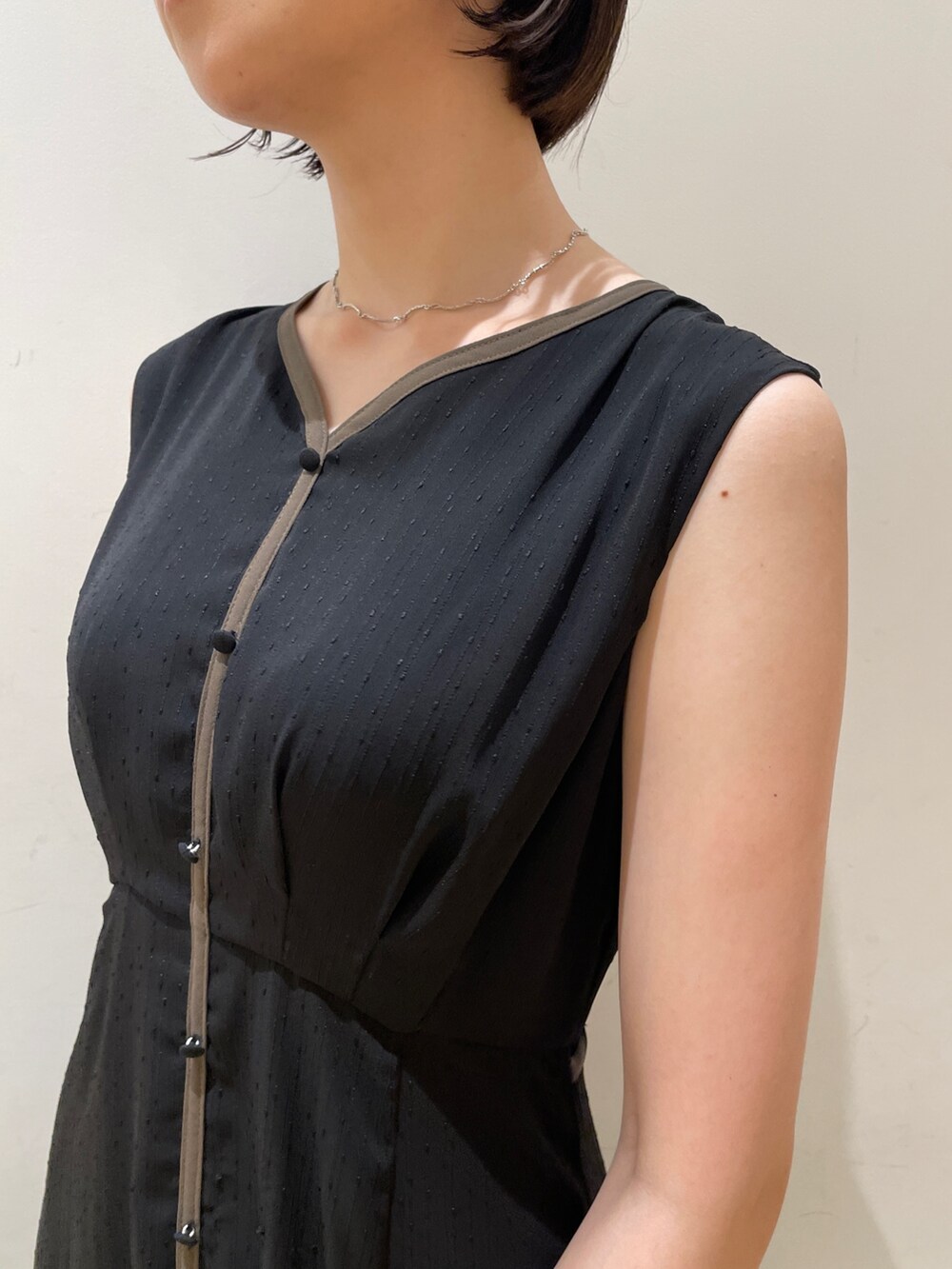 ホワイト系のショルダーバッグ、ベージュ系のサンダル、ブラック系のワンピースを着用したレディースの夏コーディネートの8枚目の写真