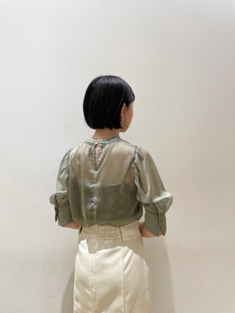 グリーン系のシャツ/ブラウス、ホワイト系のスカート、ホワイト系のショルダーバッグを着用したレディースの夏コーディネートの8枚目の写真