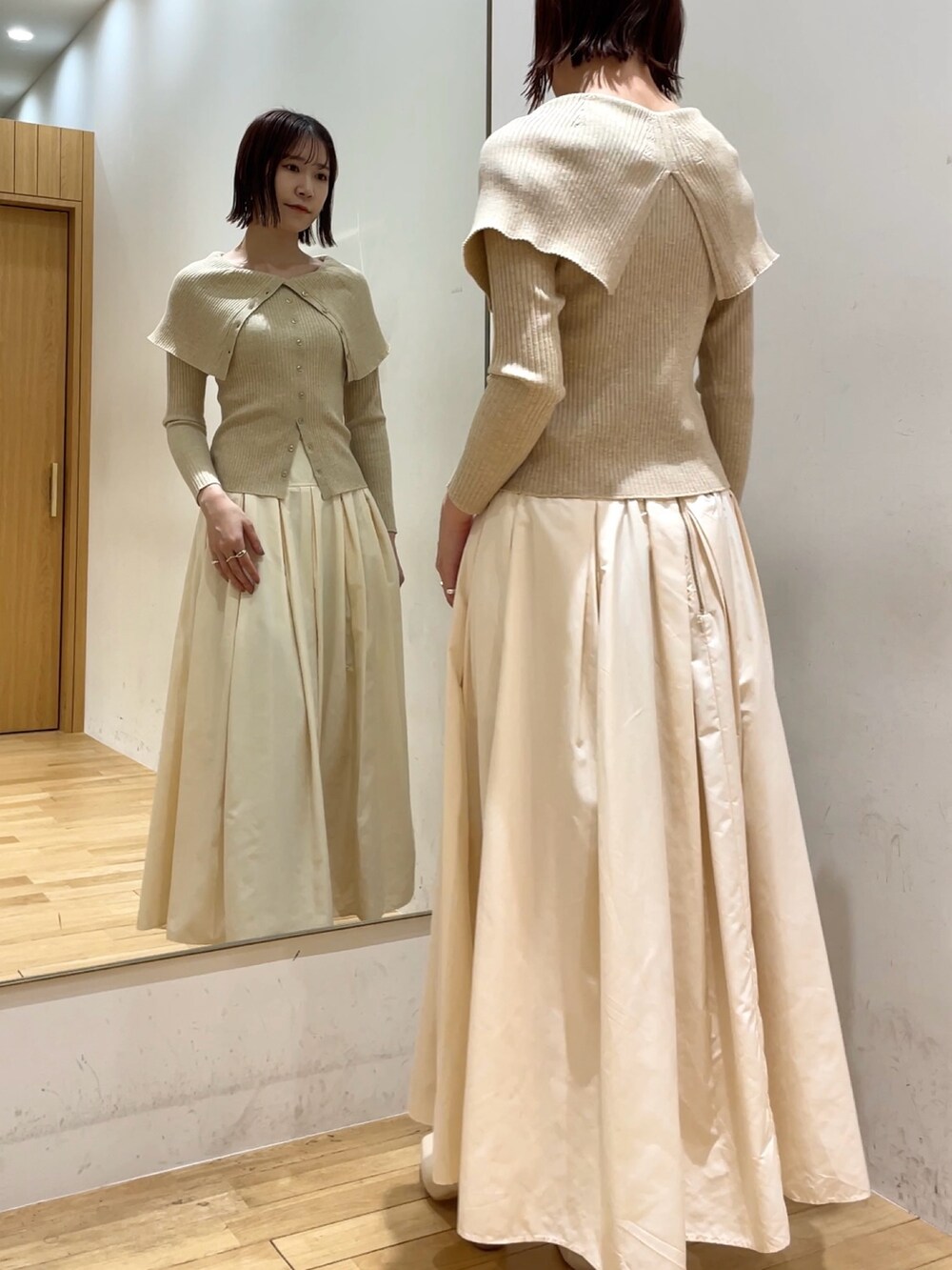 ホワイト系のブーツ、ホワイト系のスカート、ベージュ系のニット/セーターを着用したレディースの冬コーディネートの2枚目の写真