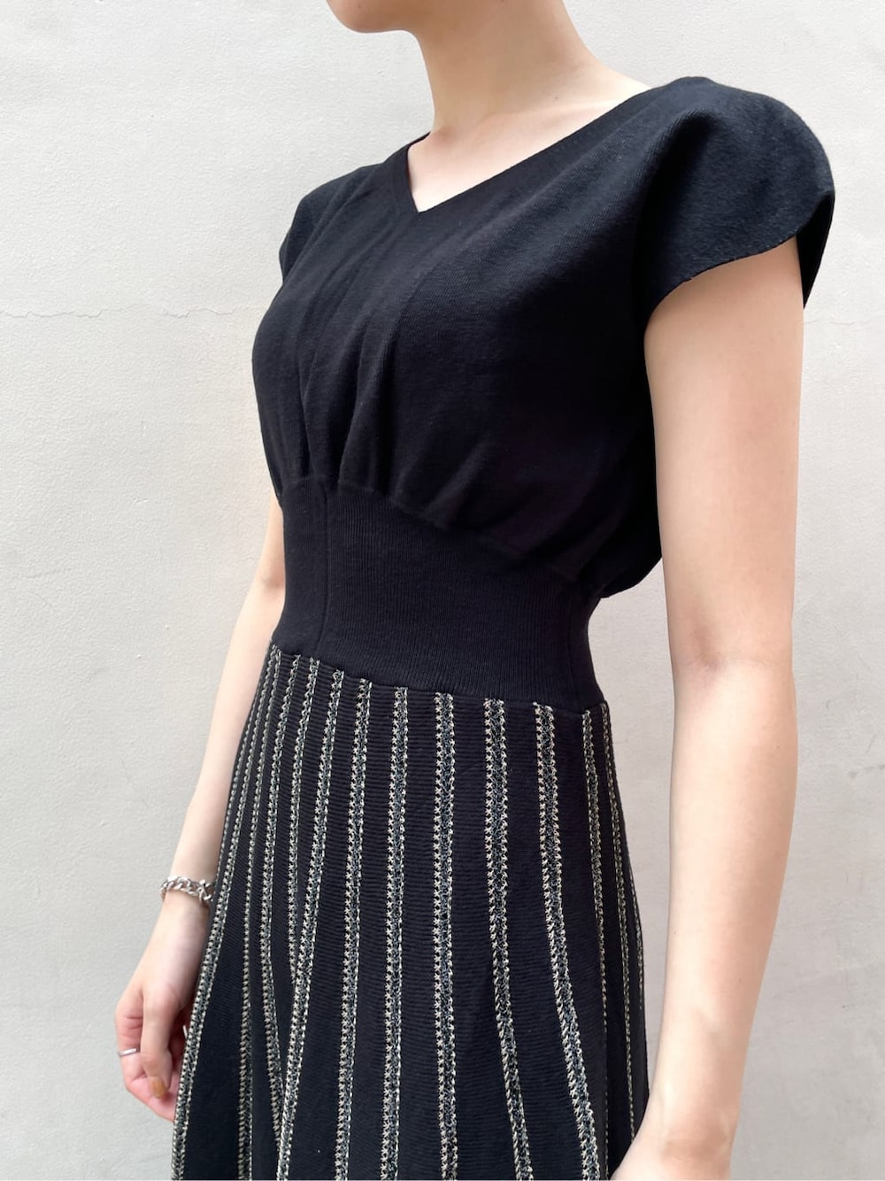 レッド系のサンダル、ブラック系のワンピースを着用したレディースの夏コーディネートの5枚目の写真