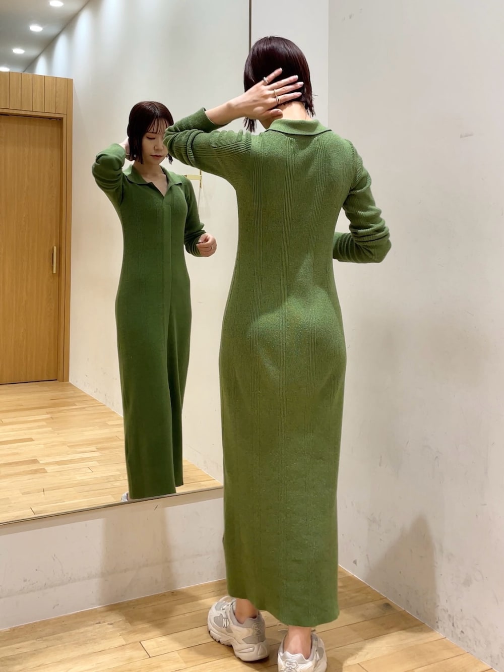 グリーン系のワンピースを着用したレディースの冬コーディネートの3枚目の写真