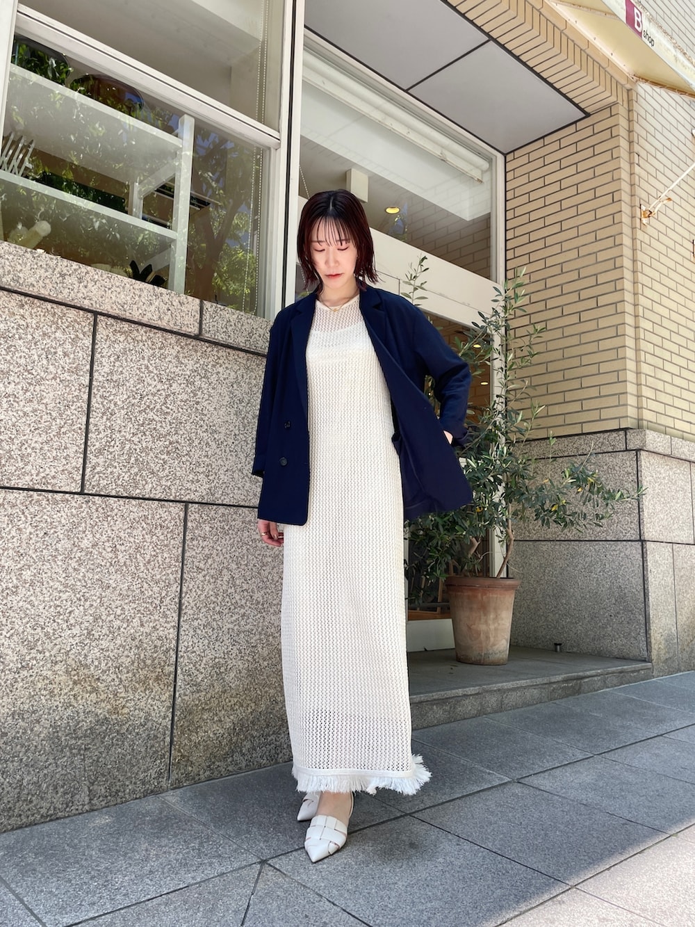 ブラック系のサンダル、ホワイト系のワンピース、ブラウン系のショルダーバッグを着用したレディースの夏コーディネートの8枚目の写真