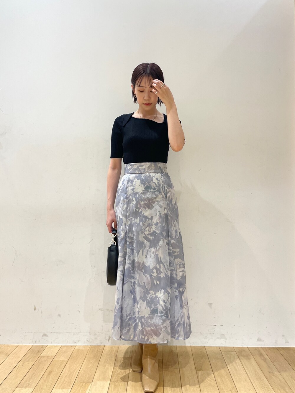 ブラック系のニット/セーター、パープル系のスカート、ブルー系のサンダルを着用したレディースの夏コーディネートの3枚目の写真