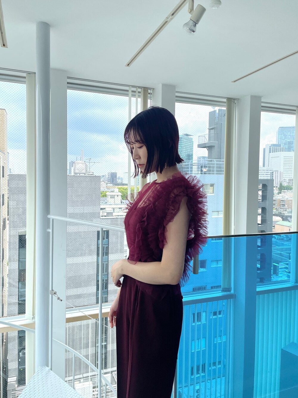 レッド系のパンツドレスを着用したレディースの春コーディネートの7枚目の写真