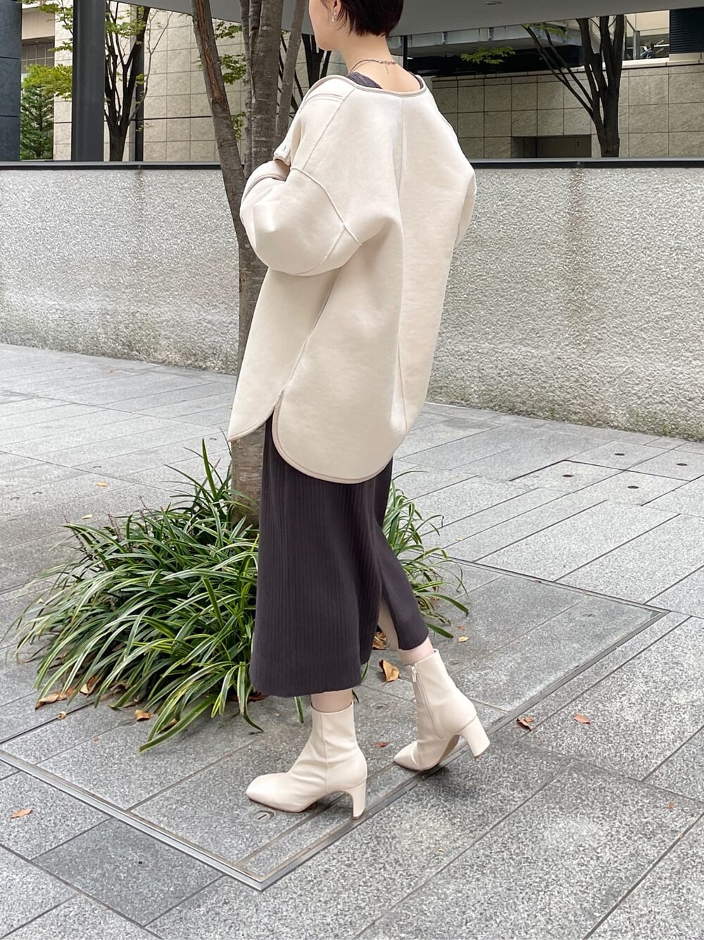 ホワイト系のその他シューズ、ホワイト系のその他アウター、グレー系のワンピースを着用したレディースの秋コーディネートの10枚目の写真