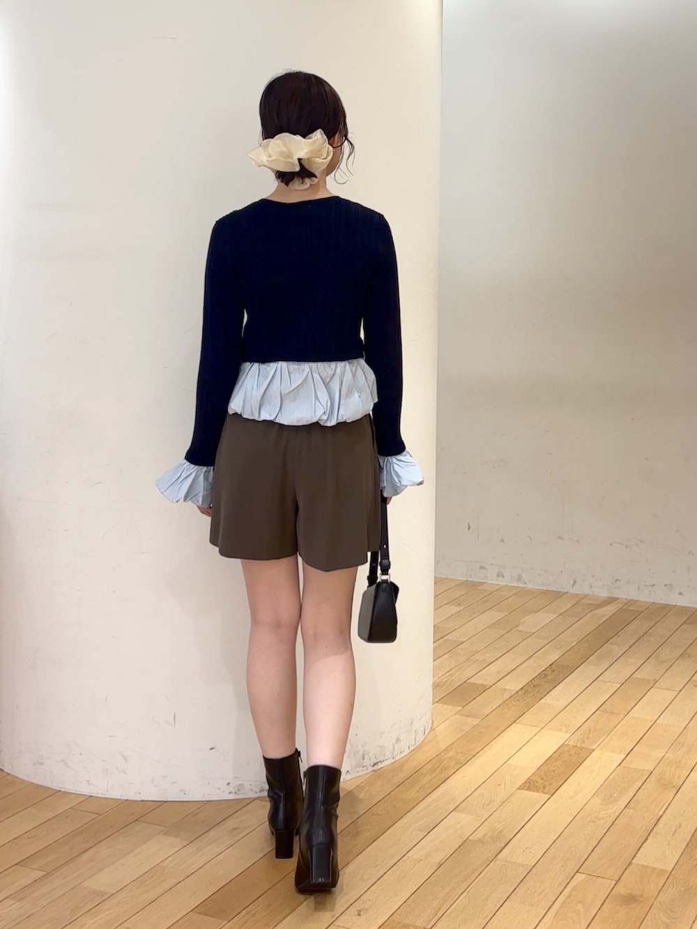 ブラウン系のその他パンツ、ブルー系のカーディガン/ボレロ、ブラック系のブーツを着用したレディースの夏コーディネートの4枚目の写真