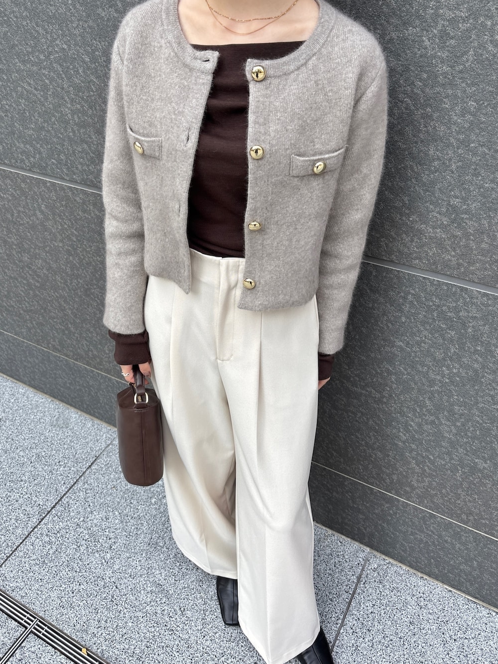 ホワイト系のその他パンツ、ブラウン系のTシャツ/カットソー、ベージュ系のテーラードジャケットを着用したレディースの秋コーディネートの6枚目の写真