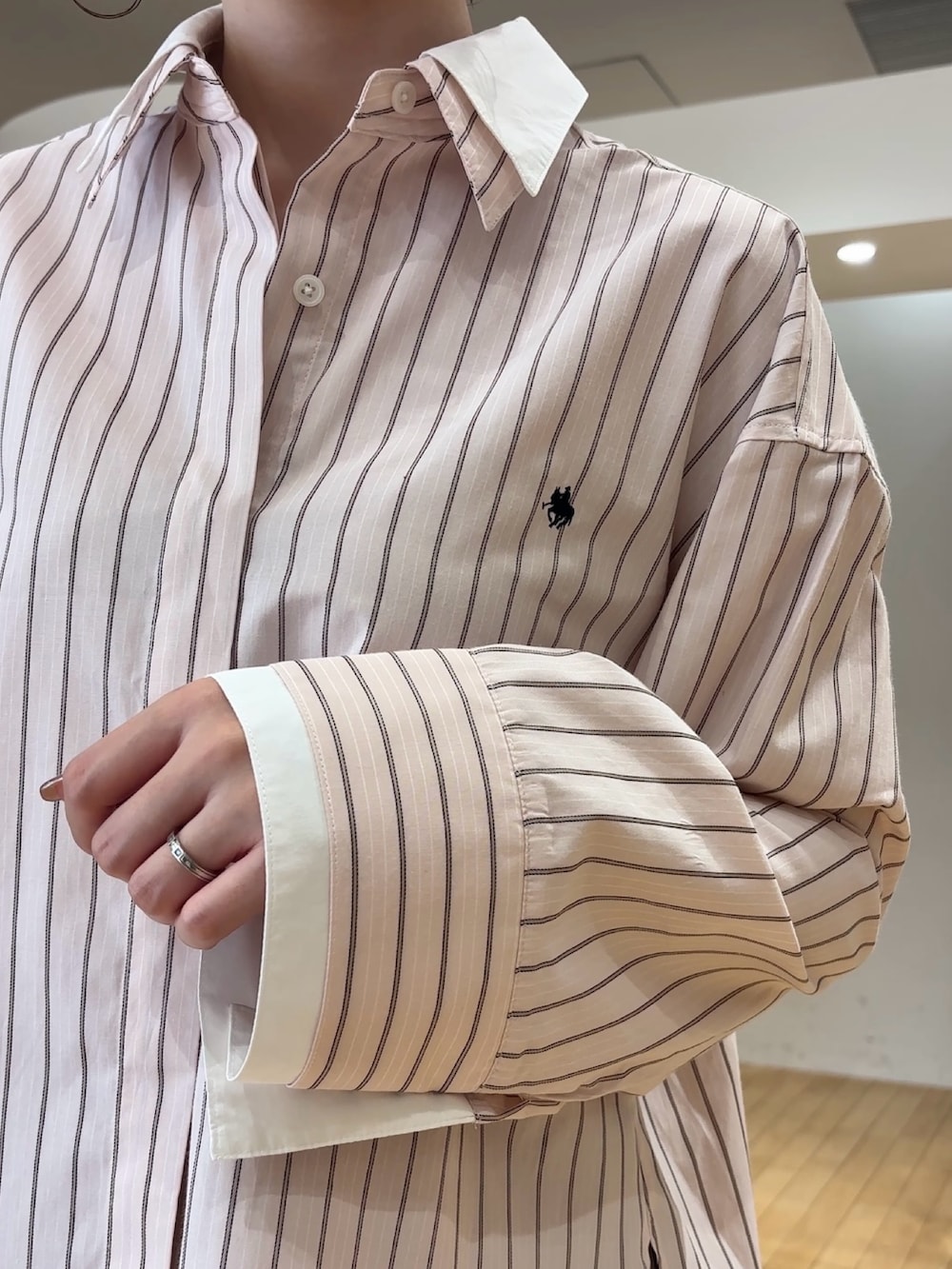 ブラウン系のその他パンツ、ブラック系のブーツ、ブラック系のハンドバッグを着用したレディースの夏コーディネートの6枚目の写真