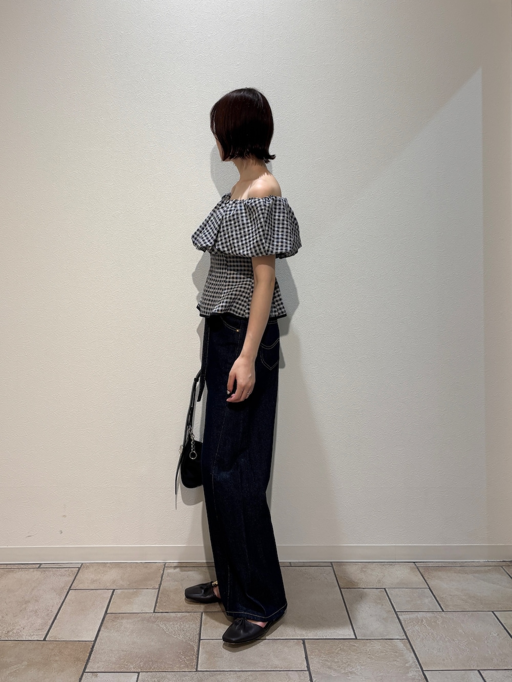 ブラック系のシャツ/ブラウス、ブルー系のデニムパンツ、ブラウン系のサンダルを着用したレディースの夏コーディネートの3枚目の写真