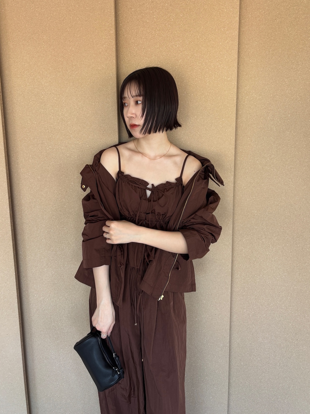 ブラウン系のその他パンツ、ブラック系のパンプス、ブラウン系のキャミソールを着用したレディースの春コーディネートの6枚目の写真