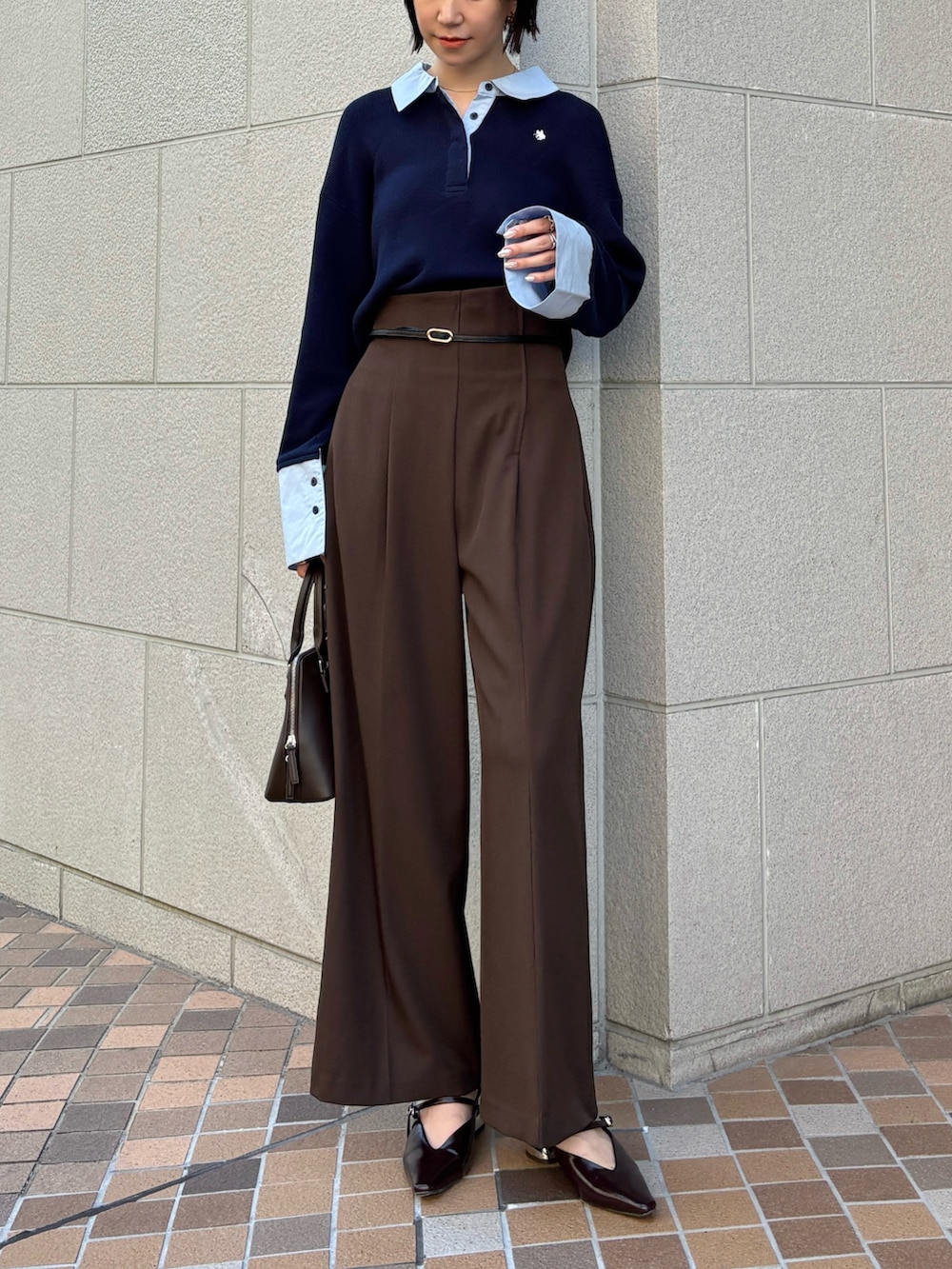 ブラウン系のその他パンツ、ブルー系のニット/セーター、ブラウン系のボストンバッグを着用したレディースの秋コーディネートの2枚目の写真