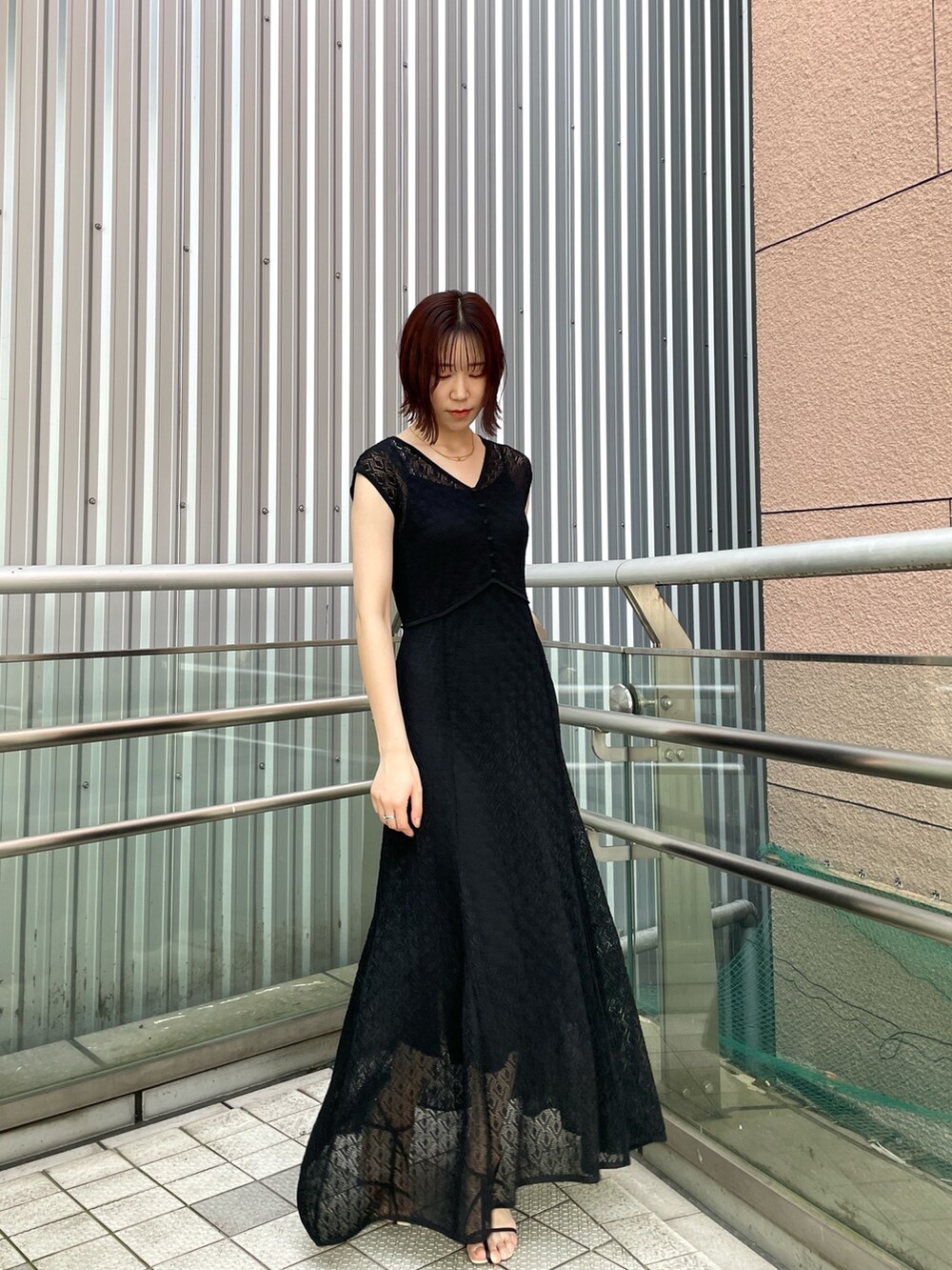 ブラック系のサンダル、ブラック系のワンピースを着用したレディースの夏コーディネートの4枚目の写真