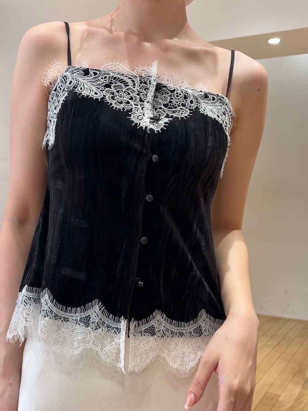 ホワイト系のスカート、ブラック系のTシャツ/カットソー、ブラウン系のハンドバッグを着用したレディースの夏コーディネートの5枚目の写真