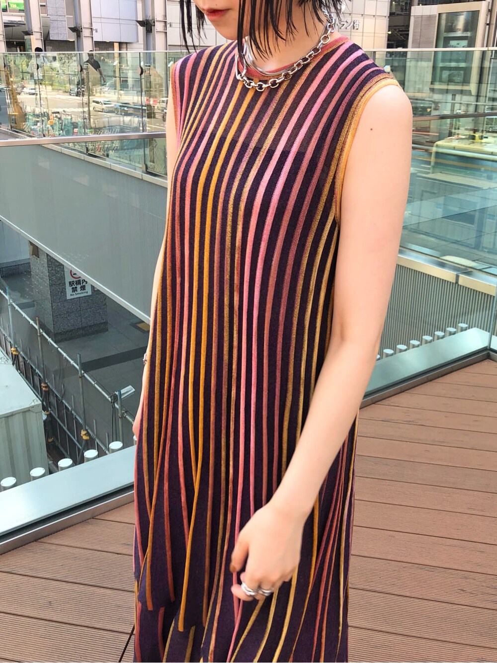 ホワイト系のショルダーバッグ、パープル系のワンピース、ブラウン系のサンダルを着用したレディースの夏コーディネートの4枚目の写真