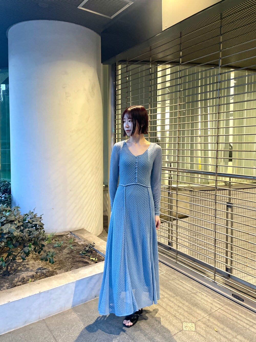ブルー系のワンピースを着用したレディースの冬コーディネートの4枚目の写真