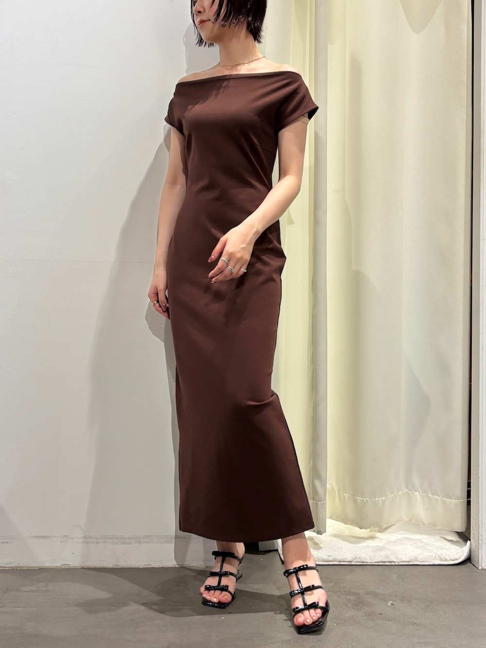 ブラック系のサンダル、ブラウン系のワンピースを着用したレディースの夏コーディネートの3枚目の写真