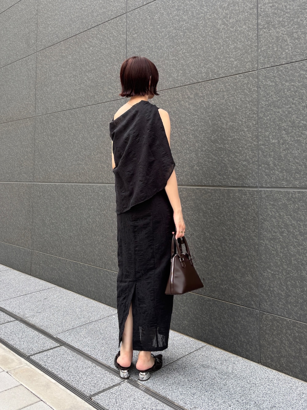 ブラック系のワンピース、ブラック系のシャツ/ブラウス、ブラウン系のボストンバッグを着用したレディースの夏コーディネートの2枚目の写真