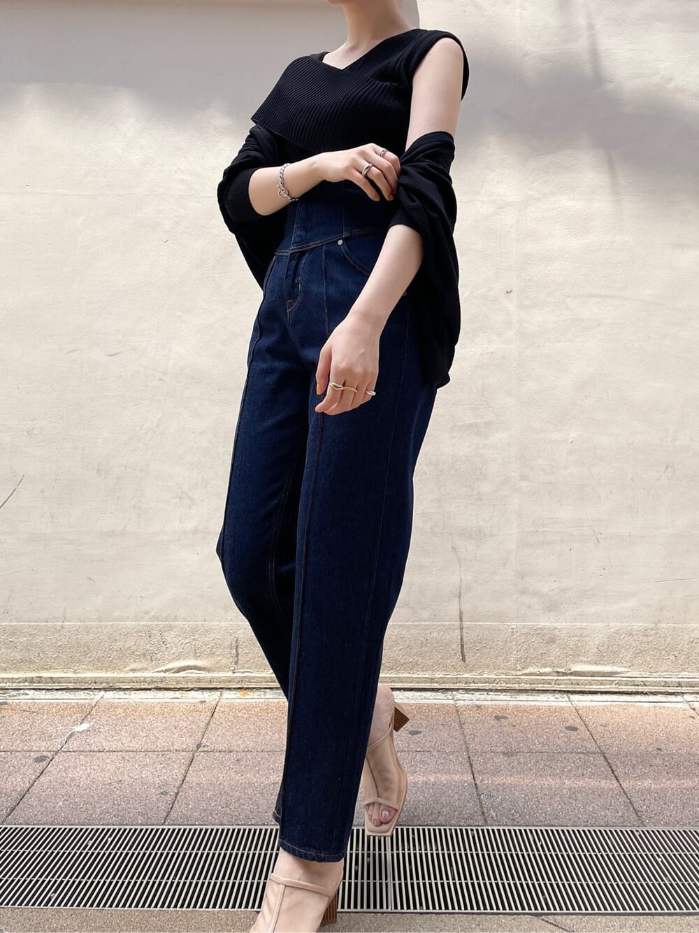 ブラック系のカーディガン/ボレロ、ベージュ系のサンダル、ブルー系のデニムパンツを着用したレディースの夏コーディネートの5枚目の写真