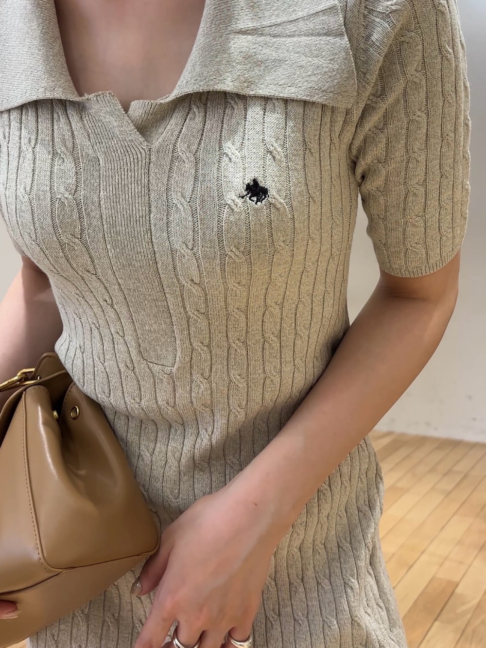 ベージュ系のワンピース、イエロー系のハンドバッグ、ベージュ系のスニーカーを着用したレディースの春コーディネートの5枚目の写真