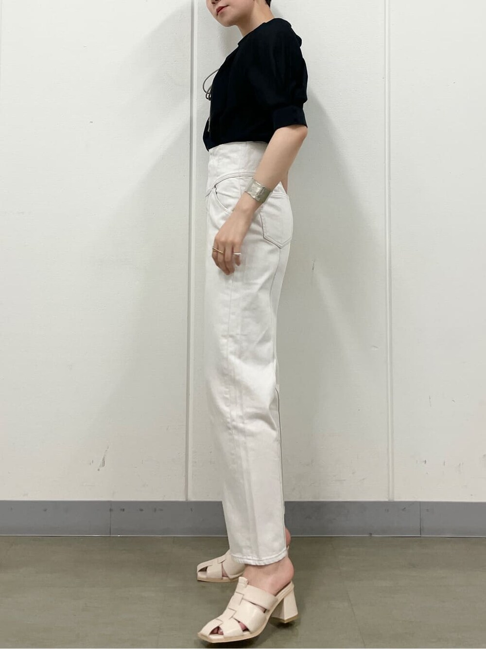 ホワイト系のサンダル、ホワイト系のデニムパンツ、ブラック系のシャツ/ブラウスを着用したレディースの夏コーディネートの3枚目の写真