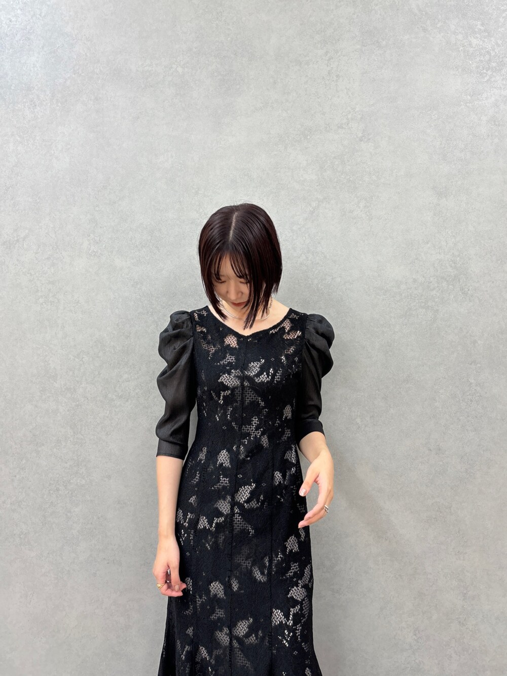 ブラック系のドレス、ブラック系のパンプスを着用したレディースの秋コーディネートの4枚目の写真