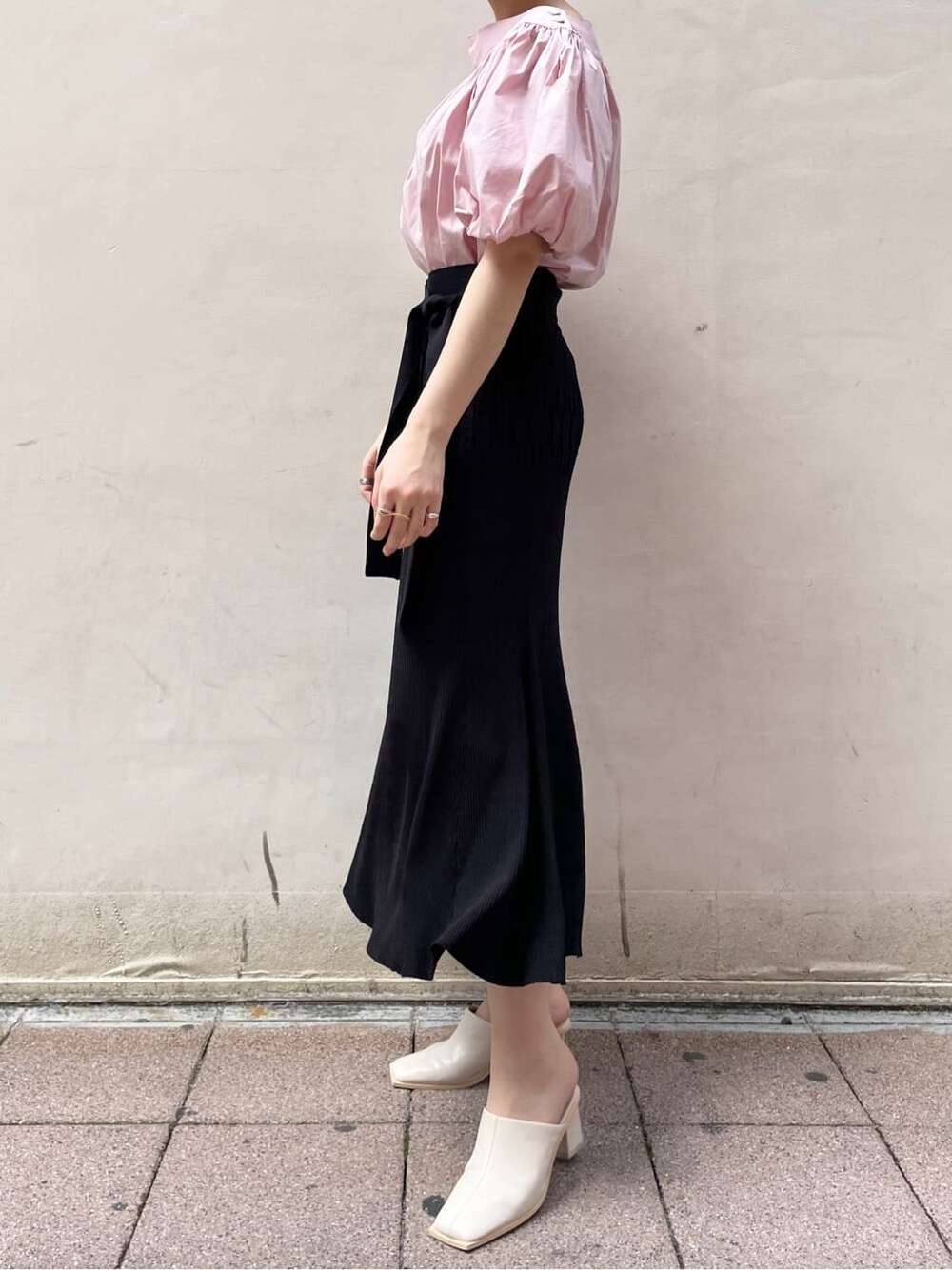 ピンク系のシャツ/ブラウス、ホワイト系のサンダル、ブラック系のスカートを着用したレディースの春コーディネートの2枚目の写真