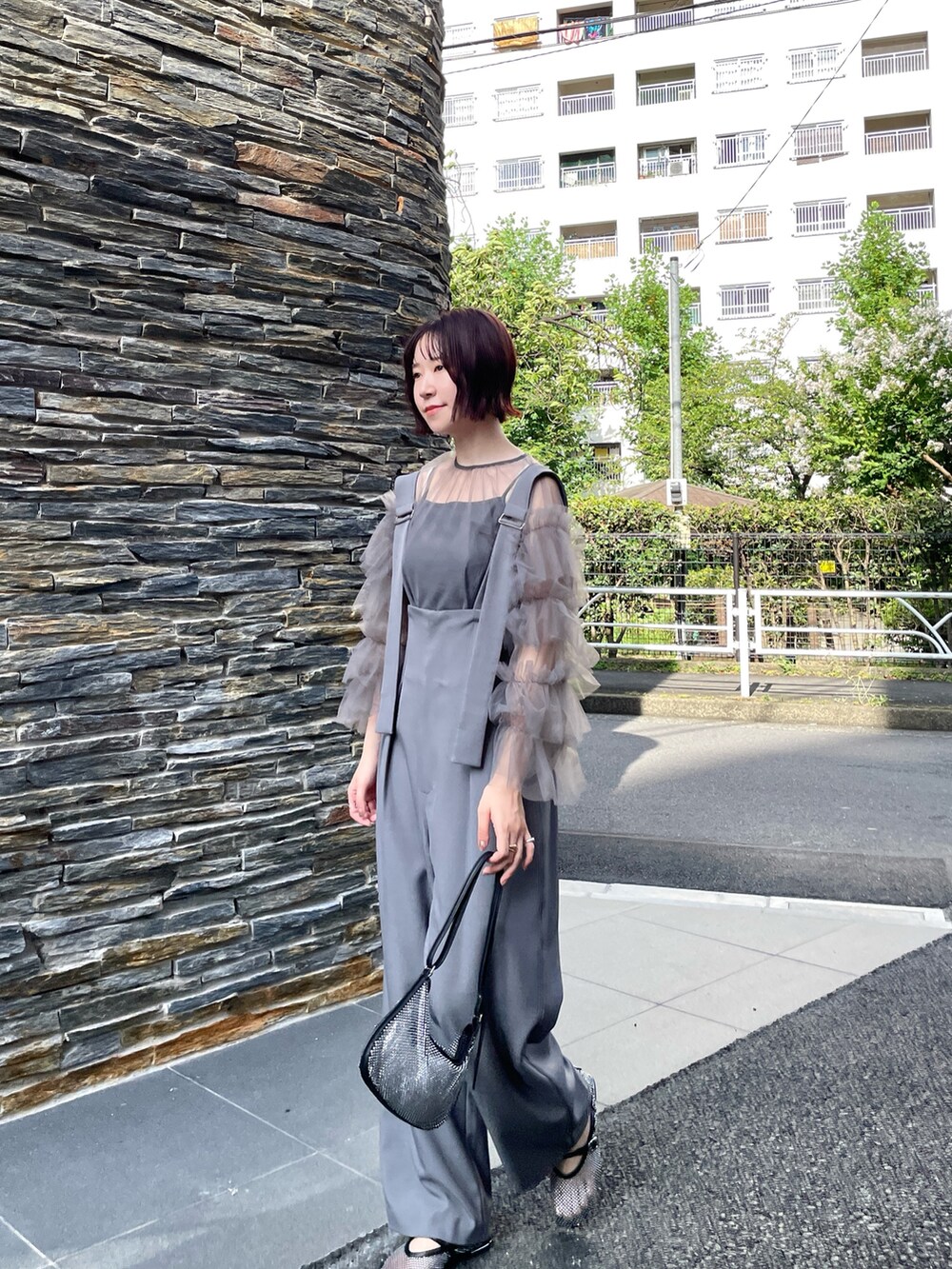 グレー系のその他パンツ、グレー系のシャツ/ブラウス、ブラック系のハンドバッグを着用したレディースの秋コーディネートの2枚目の写真