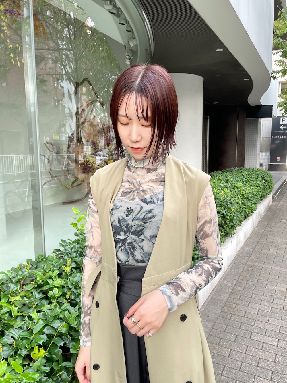 ブラック系のブーツ、グレー系のその他パンツ、グリーン系のトレンチコートを着用したレディースの冬コーディネートの7枚目の写真