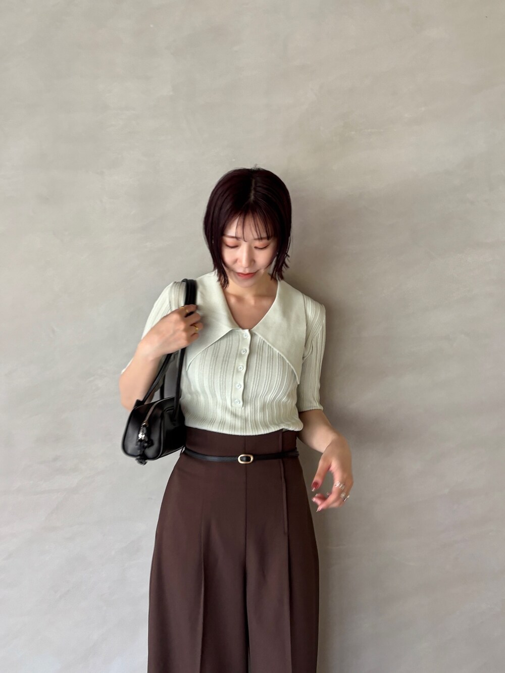 ブラウン系のその他パンツ、グリーン系のニット/セーター、ブラック系のサンダルを着用したレディースの夏コーディネートの4枚目の写真