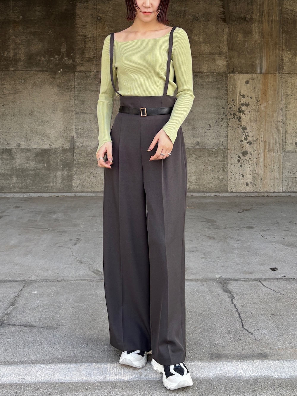 グリーン系のニット/セーター、グレー系のその他パンツ、ベージュ系のチェスターコートを着用したレディースの冬コーディネートの5枚目の写真