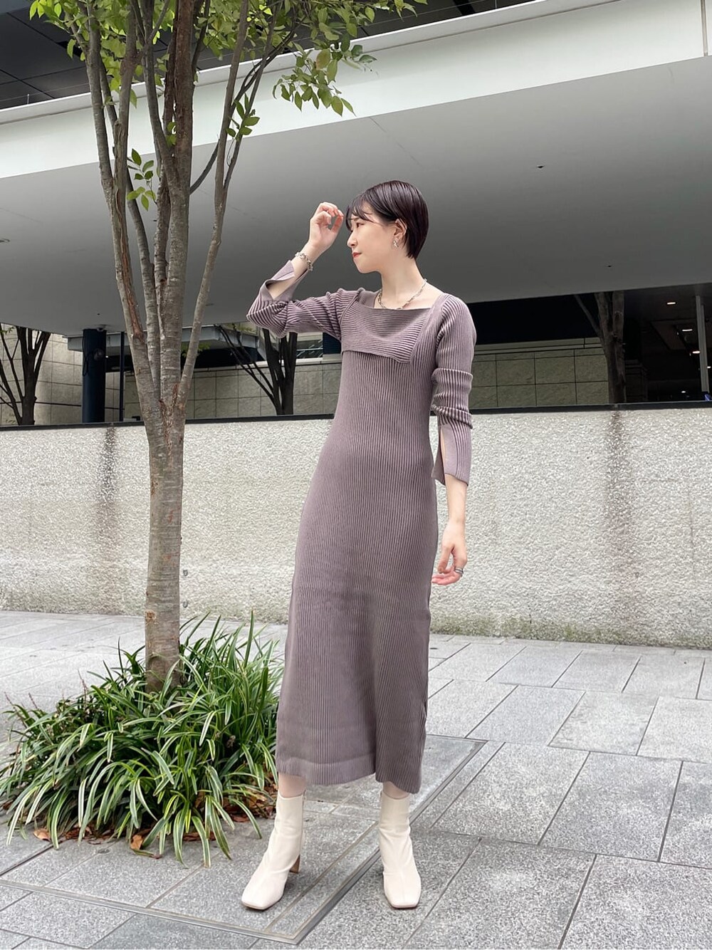 ホワイト系のその他シューズ、ベージュ系のその他アウター、ベージュ系のワンピースを着用したレディースの冬コーディネートの6枚目の写真