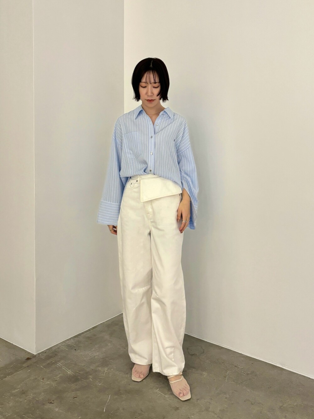 ブルー系のシャツ/ブラウス、ホワイト系のデニムパンツ、ホワイト系のサンダルを着用したレディースの冬コーディネートの2枚目の写真