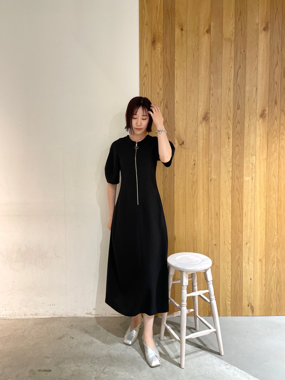 シルバー系のパンプス、ブラック系のワンピースを着用したレディースの春コーディネートの6枚目の写真