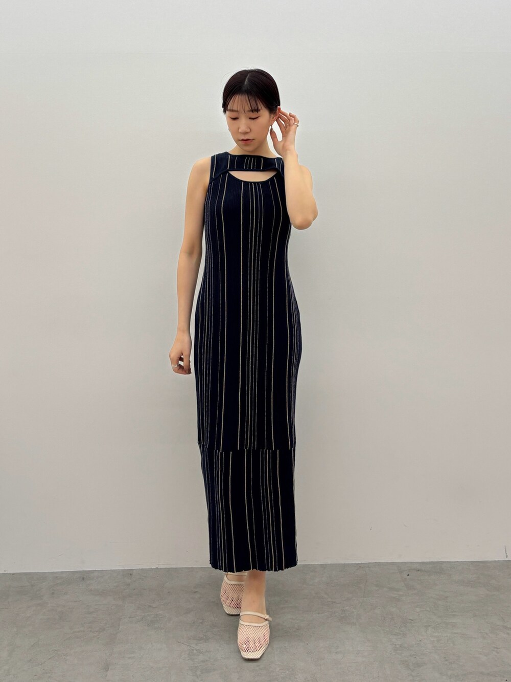 ブルー系のワンピース、ホワイト系のサンダル、シルバー系のピアス（両耳用）を着用したレディースの春コーディネートの2枚目の写真