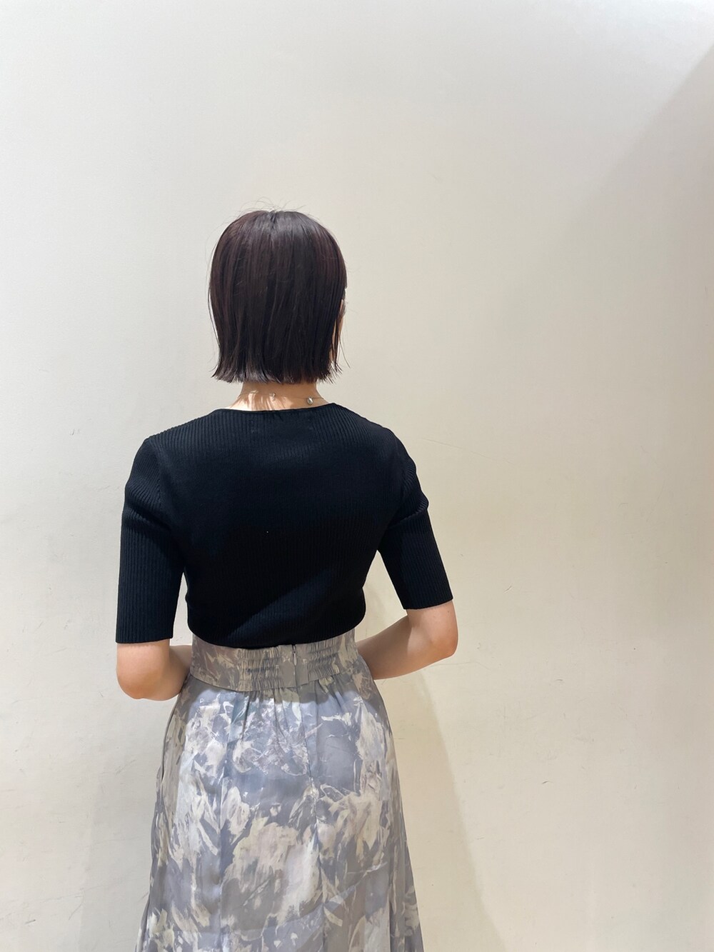 ブラック系のニット/セーター、パープル系のスカート、ブルー系のサンダルを着用したレディースの夏コーディネートの8枚目の写真