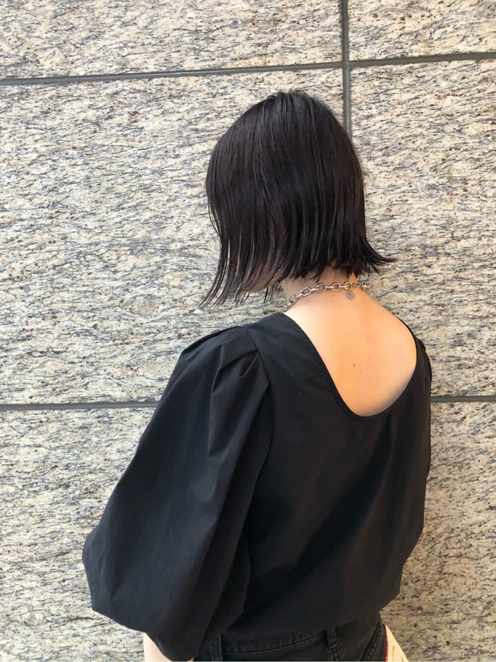 ブラック系のシャツ/ブラウス、ブラック系のデニムジャケット、ホワイト系のその他シューズを着用したレディースの夏コーディネートの4枚目の写真