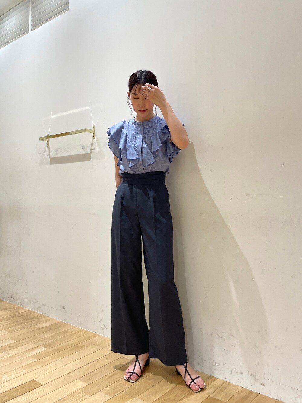 ブラック系のサンダル、その他のシャツ/ブラウス、ブルー系のスラックスを着用したレディースの夏コーディネートの3枚目の写真