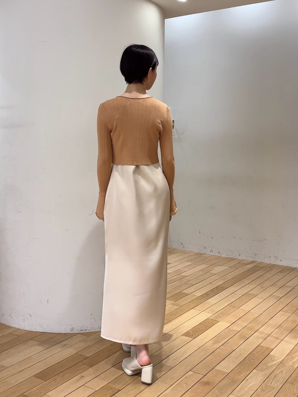 オレンジ系のワンピース、ホワイト系のサンダルを着用したレディースの春コーディネートの3枚目の写真