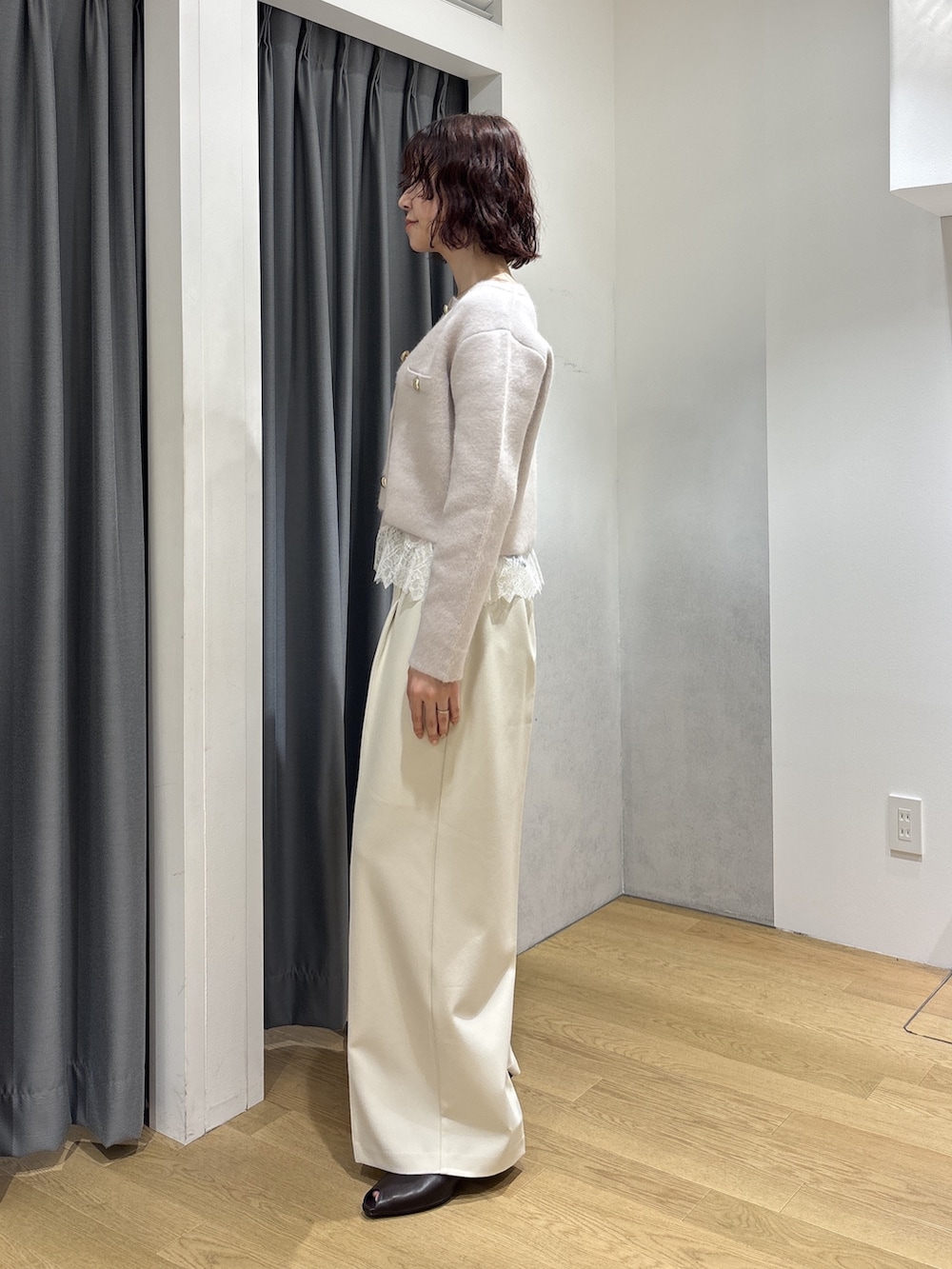 ホワイト系のその他パンツ、ベージュ系のキャミソール、ベージュ系のノーカラージャケットを着用したレディースの秋コーディネートの2枚目の写真