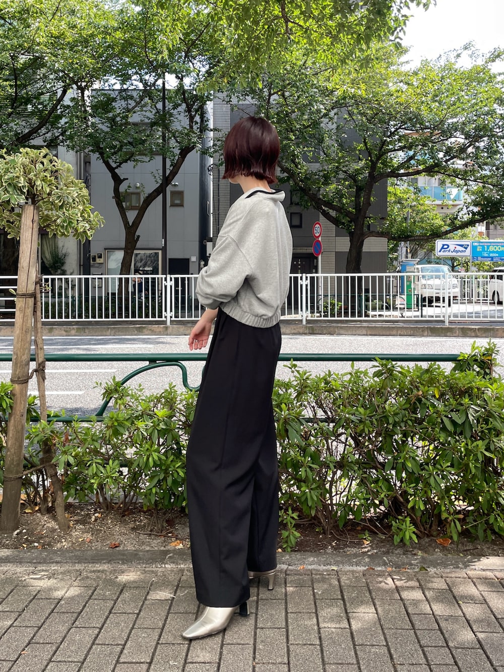 ブラック系のその他パンツ、グレー系のスウェット、シルバー系のブーツを着用したレディースの秋コーディネートの3枚目の写真